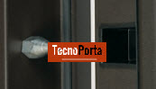  Segurança na lateral  Pernos fabricados em aço, que funcionam como um bloco quando a porta é fechada.
