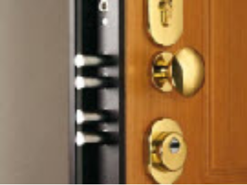 A opção de fechadura de bloqueio na Porta Blindada Fast permite reforçar a segurança ao bloquear o acesso através de uma segunda fechadura situada no limitador da porta. Esta funcionalidade é especialmente desenhada para aumentar a segurança, impedindo a abertura da porta mesmo quando o limitador está ativo.   