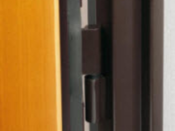As Dobradiças de Segurança na Porta Blindada Fast são soldadas tanto na porta quanto no respectivo aro, proporcionando uma segurança reforçada. Este design especial faz com que as dobradiças funcionem como um bloqueio adicional quando a porta está fechada. Além disso, a característica de tripla afinação das dobradiças facilita um ajuste preciso e fácil, assegurando que a porta se mantenha alinhada e funcione de maneira eficaz